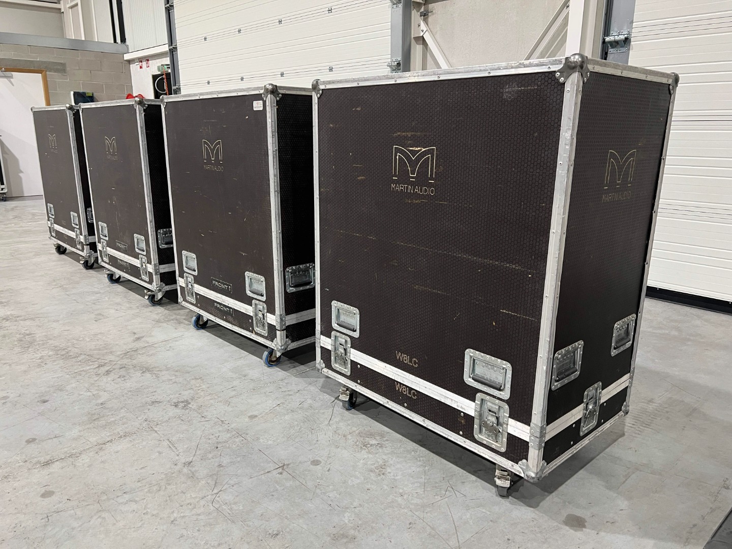 Martin Audio line array: 10x W8LC 2x W8LCD 4x grid 4x case | 17988 EUR ...