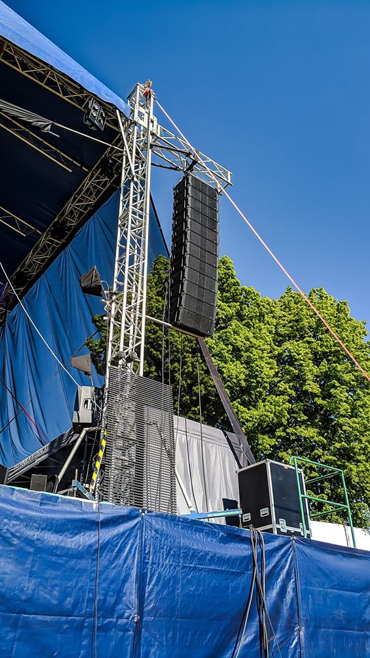 Adamson S10 High Performance Set 24 x S10, 8 x E219, 2 x E-rack ...