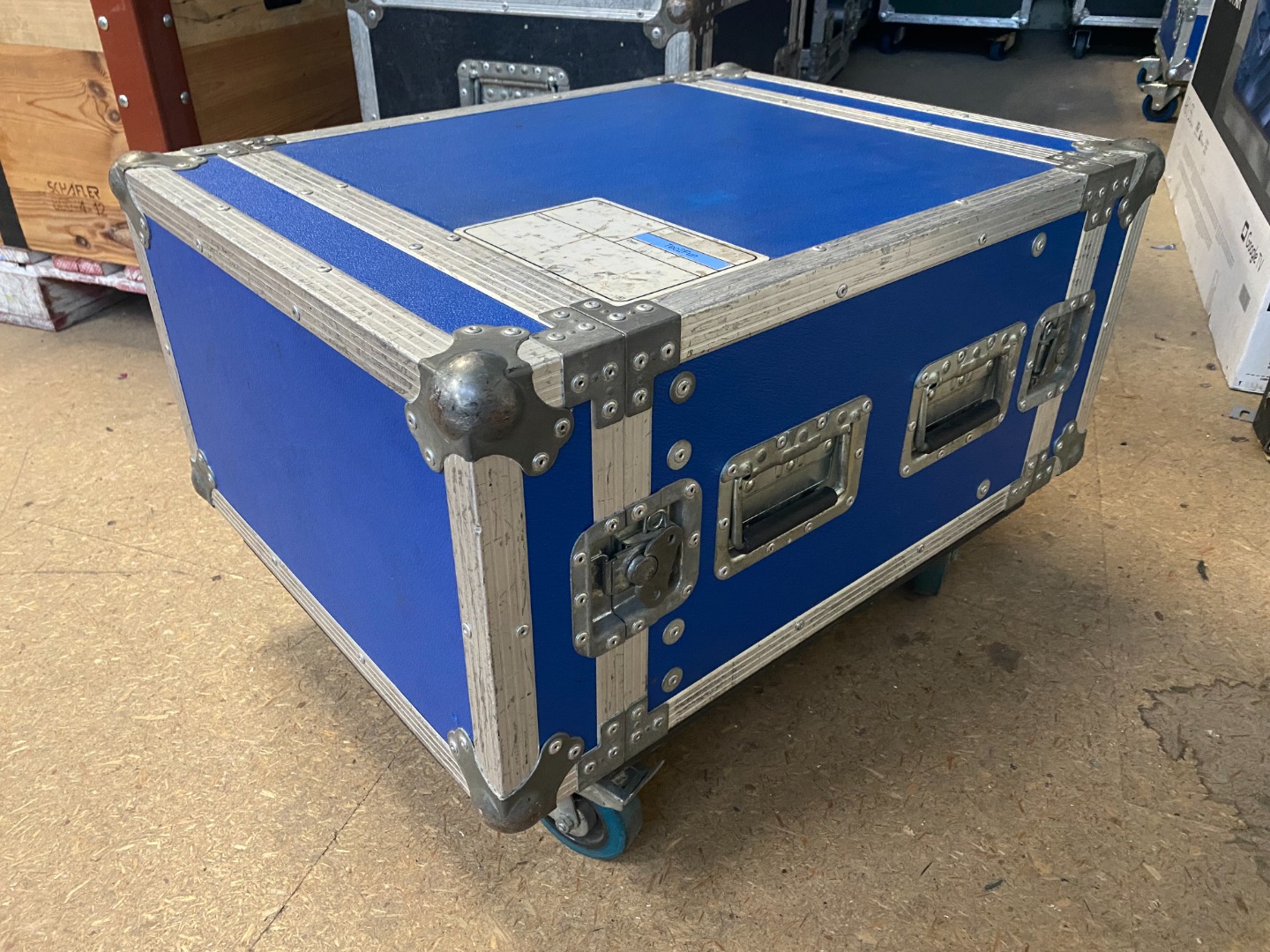 6 HE Rack mit Blue Wheels | 180 EUR - Gebrauchte-Veranstaltungstechnik ...