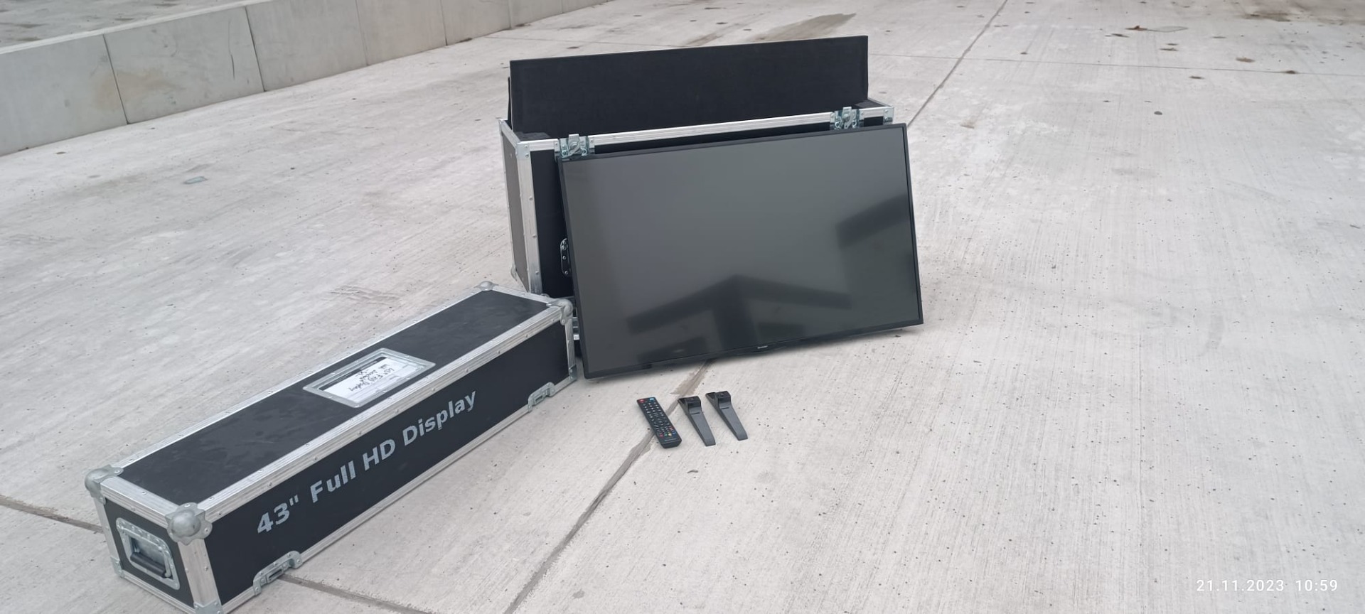 43'' Display inclusive Case | 100 EUR - Gebrauchte ...